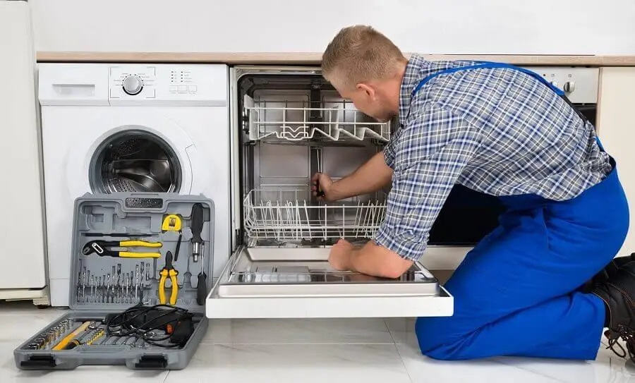 Torbalı Ariston servisi teknisyen ekibi beyaz eşya tamiri yaparken